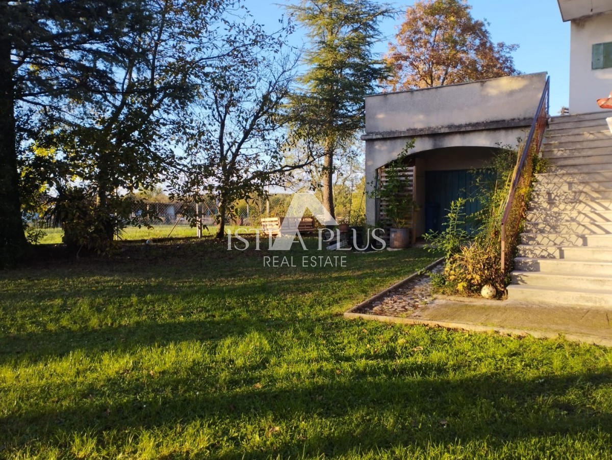 INVESTICIJSKA PRILOŽNOST!! Istra, Poreč - Hiša z 2 velikima stanovanjema + GRADBENO ZEMLJIŠČE v skupni izmeri 2636 m2!!