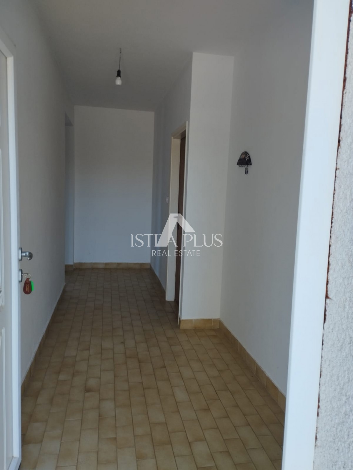 INVESTICIJSKA PRILOŽNOST!! Istra, Poreč - Hiša z 2 velikima stanovanjema + GRADBENO ZEMLJIŠČE v skupni izmeri 2636 m2!!