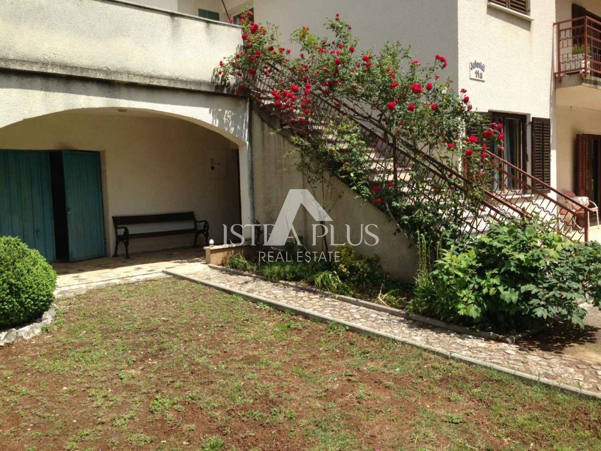 INVESTICIJSKA PRILOŽNOST!! Istra, Poreč - Hiša z 2 velikima stanovanjema + GRADBENO ZEMLJIŠČE v skupni izmeri 2636 m2!!