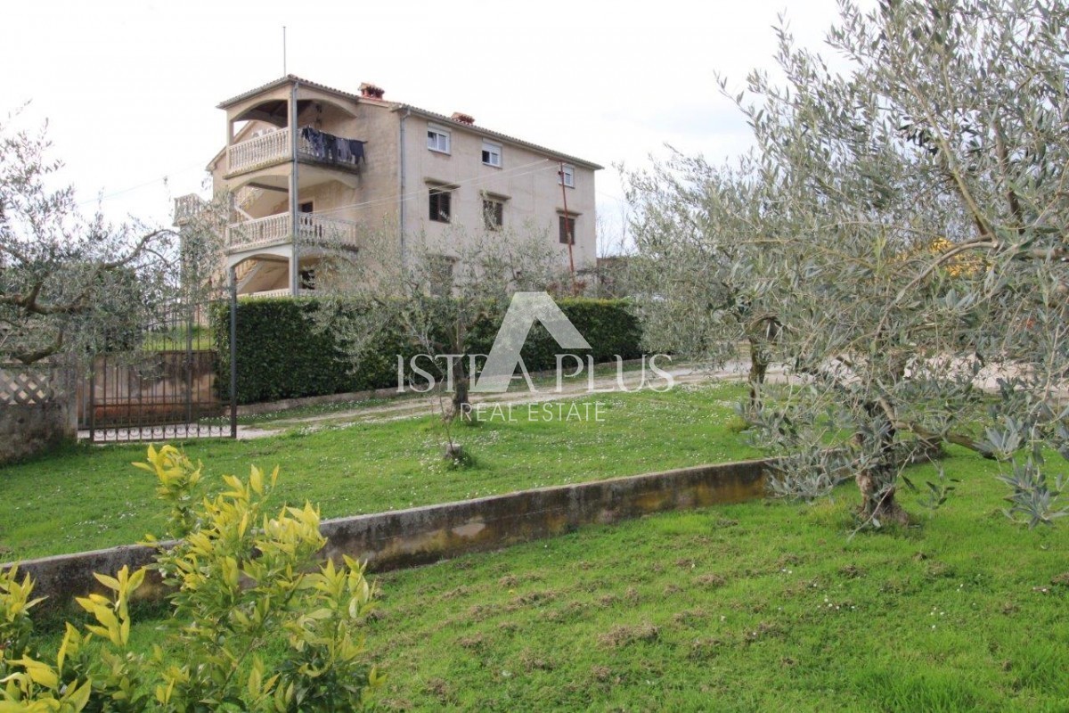 Hiša s 3 stanovanji na izjemni lokaciji v Poreču predstavlja redko priložnost na trgu - popolno kombinacijo bližine morja, centra in zasebnosti