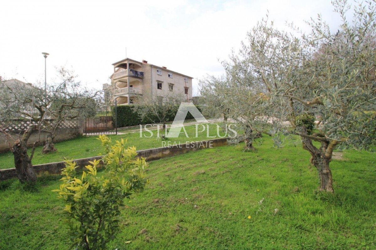 Hiša s 3 stanovanji na izjemni lokaciji v Poreču predstavlja redko priložnost na trgu - popolno kombinacijo bližine morja, centra in zasebnosti