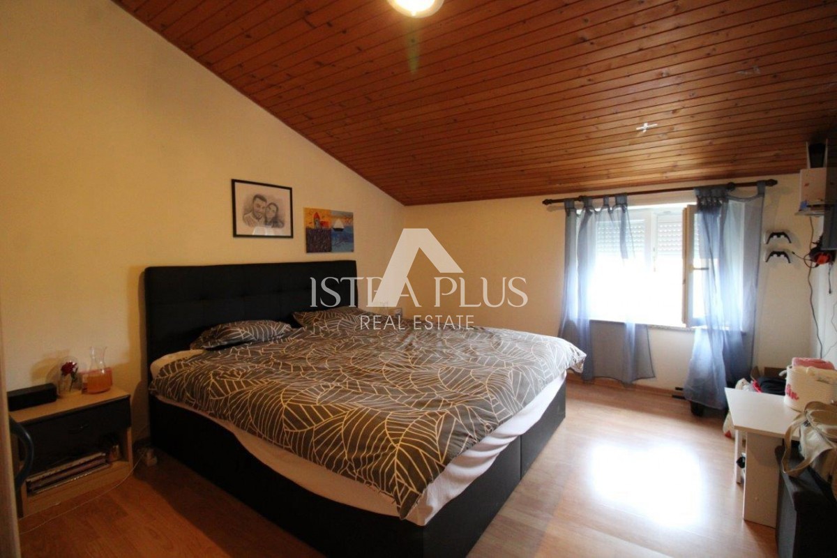 Hiša s 3 stanovanji na izjemni lokaciji v Poreču predstavlja redko priložnost na trgu - popolno kombinacijo bližine morja, centra in zasebnosti