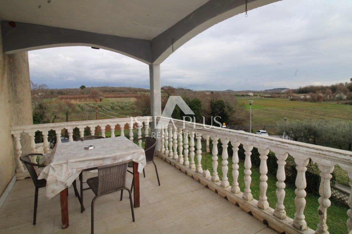 Hiša s 3 stanovanji na izjemni lokaciji v Poreču predstavlja redko priložnost na trgu - popolno kombinacijo bližine morja, centra in zasebnosti