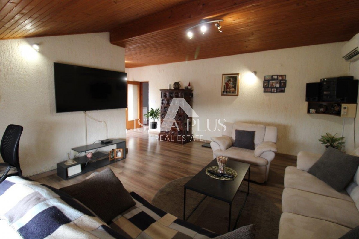 Hiša s 3 stanovanji na izjemni lokaciji v Poreču predstavlja redko priložnost na trgu - popolno kombinacijo bližine morja, centra in zasebnosti