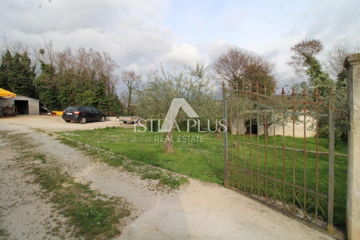 Hiša s 3 stanovanji na izjemni lokaciji v Poreču predstavlja redko priložnost na trgu - popolno kombinacijo bližine morja, centra in zasebnosti