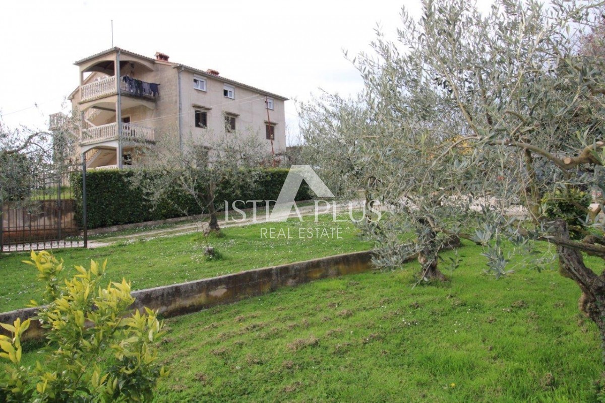 Hiša s 3 stanovanji na izjemni lokaciji v Poreču predstavlja redko priložnost na trgu - popolno kombinacijo bližine morja, centra in zasebnosti