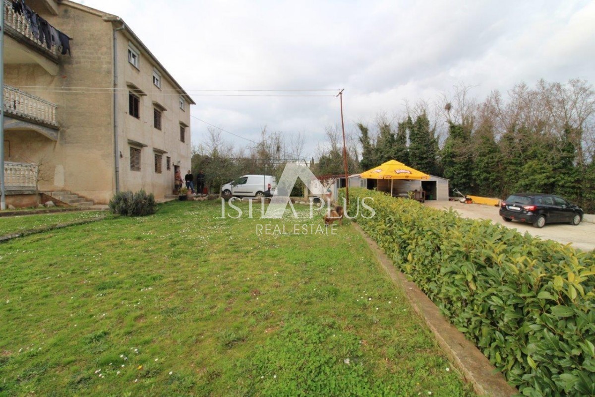 Hiša s 3 stanovanji na izjemni lokaciji v Poreču predstavlja redko priložnost na trgu - popolno kombinacijo bližine morja, centra in zasebnosti