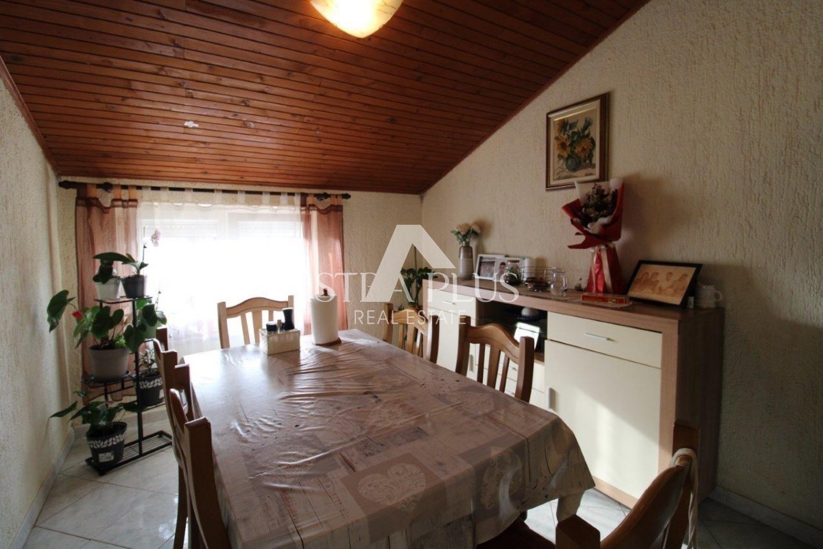 Hiša s 3 stanovanji na izjemni lokaciji v Poreču predstavlja redko priložnost na trgu - popolno kombinacijo bližine morja, centra in zasebnosti