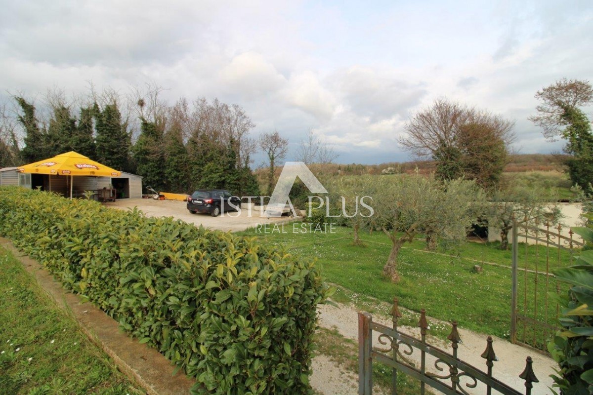 Hiša s 3 stanovanji na izjemni lokaciji v Poreču predstavlja redko priložnost na trgu - popolno kombinacijo bližine morja, centra in zasebnosti