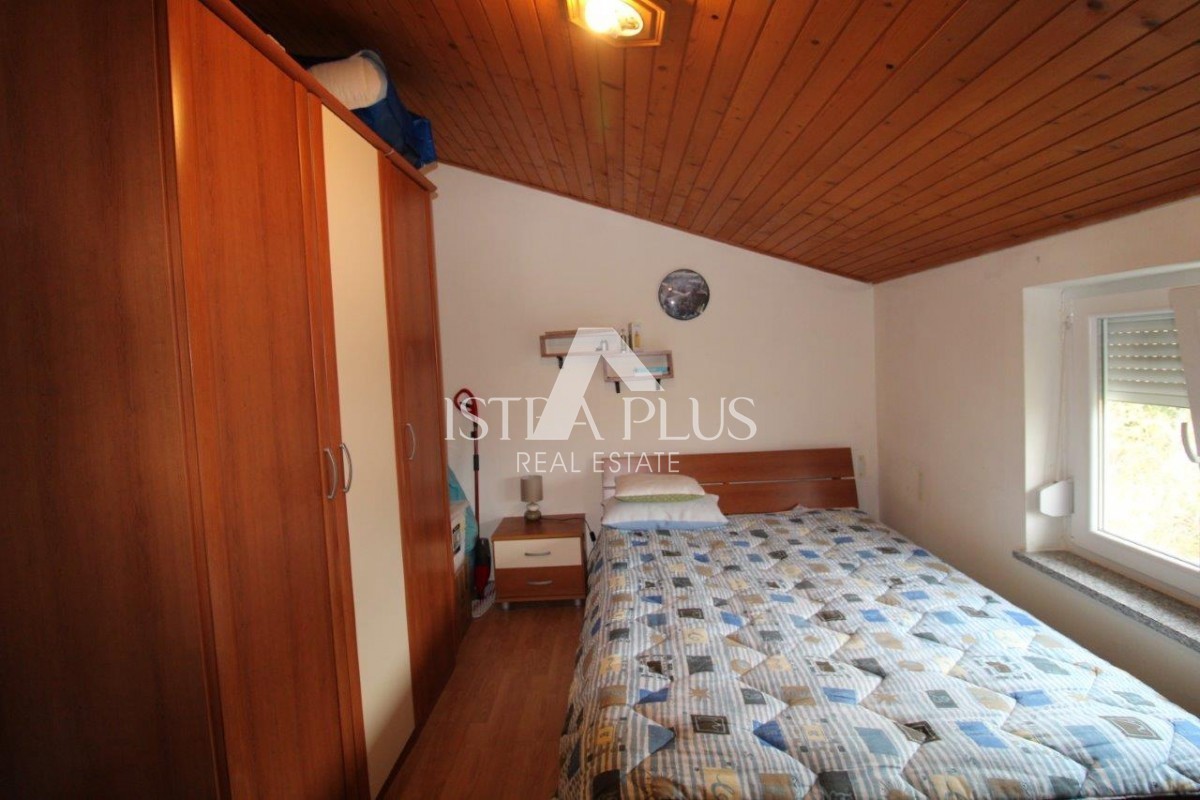 Hiša s 3 stanovanji na izjemni lokaciji v Poreču predstavlja redko priložnost na trgu - popolno kombinacijo bližine morja, centra in zasebnosti