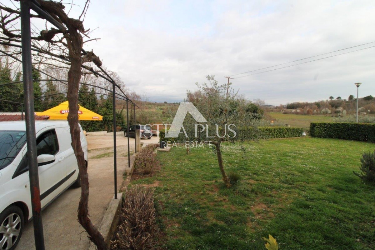 Hiša s 3 stanovanji na izjemni lokaciji v Poreču predstavlja redko priložnost na trgu - popolno kombinacijo bližine morja, centra in zasebnosti