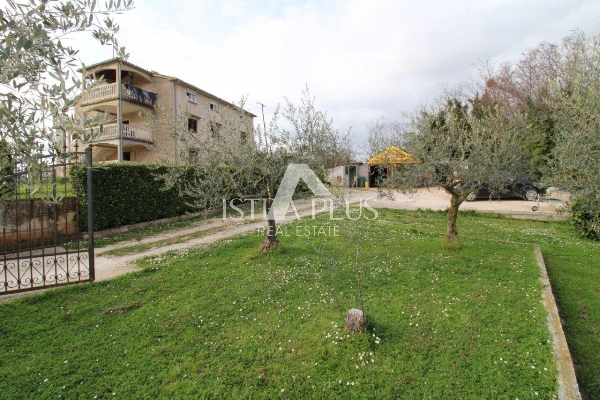 Hiša s 3 stanovanji na izjemni lokaciji v Poreču predstavlja redko priložnost na trgu - popolno kombinacijo bližine morja, centra in zasebnosti