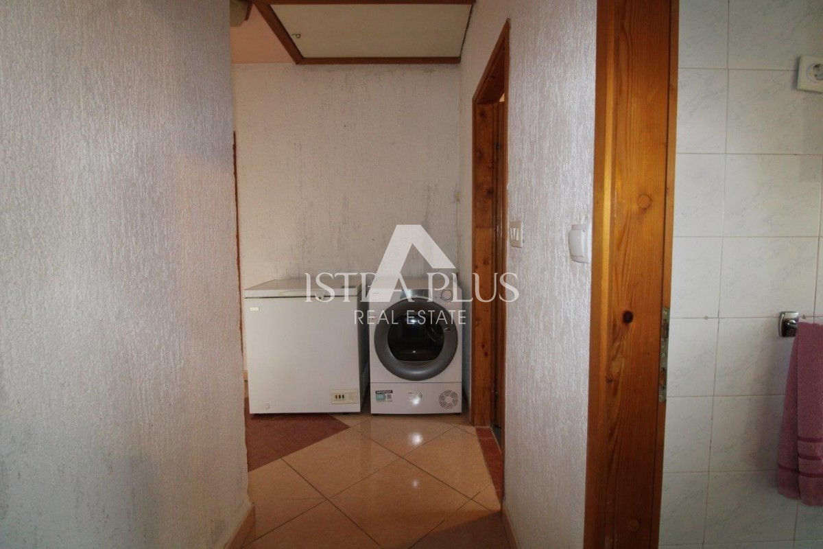 Hiša s 3 stanovanji na izjemni lokaciji v Poreču predstavlja redko priložnost na trgu - popolno kombinacijo bližine morja, centra in zasebnosti