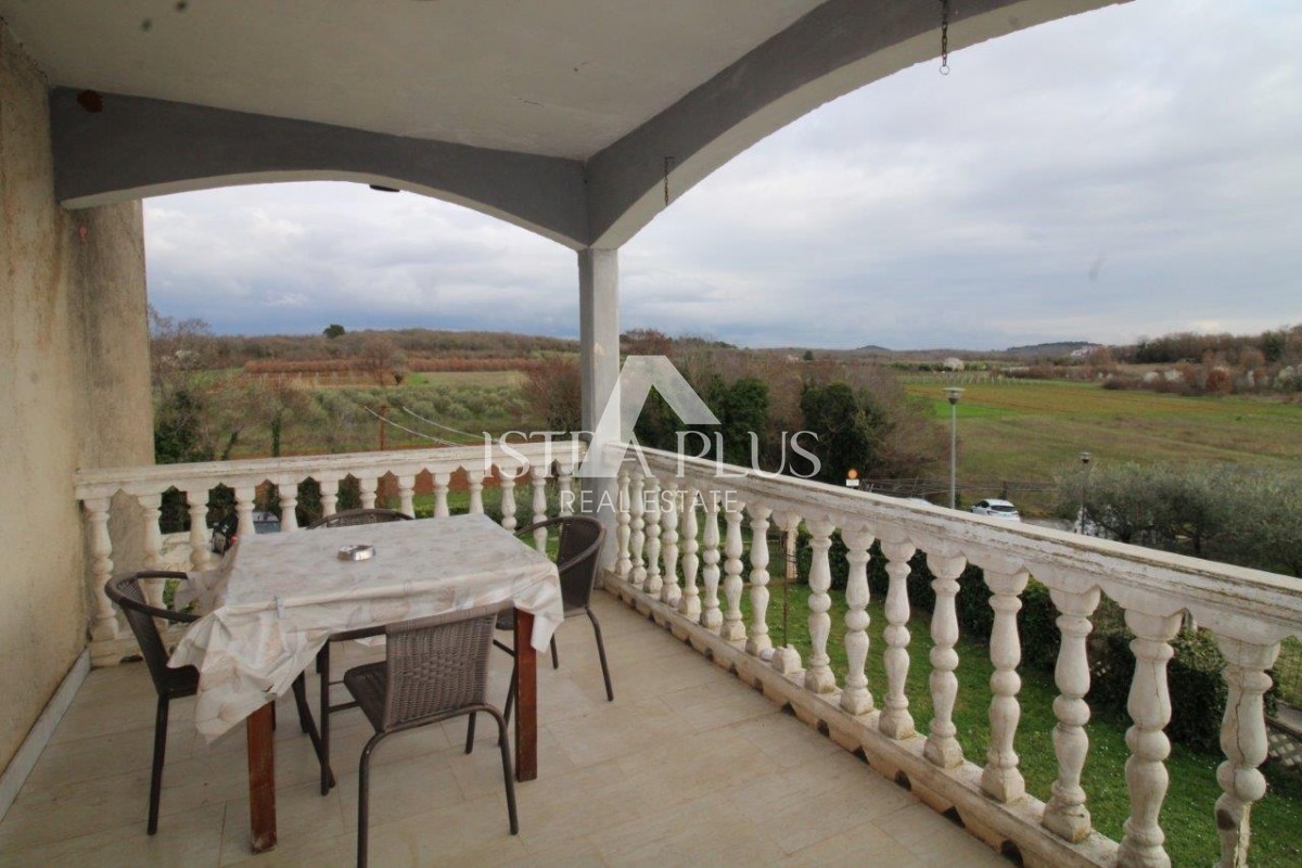 Hiša s 3 stanovanji na izjemni lokaciji v Poreču predstavlja redko priložnost na trgu - popolno kombinacijo bližine morja, centra in zasebnosti