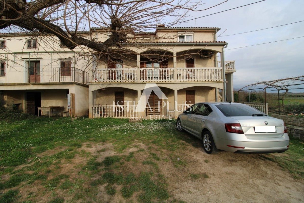 Hiša s 3 stanovanji na izjemni lokaciji v Poreču predstavlja redko priložnost na trgu - popolno kombinacijo bližine morja, centra in zasebnosti