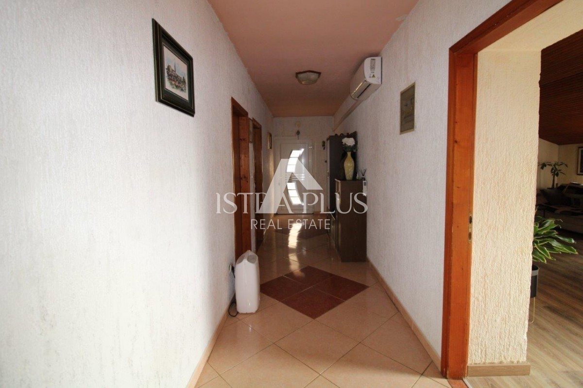 Hiša s 3 stanovanji na izjemni lokaciji v Poreču predstavlja redko priložnost na trgu - popolno kombinacijo bližine morja, centra in zasebnosti