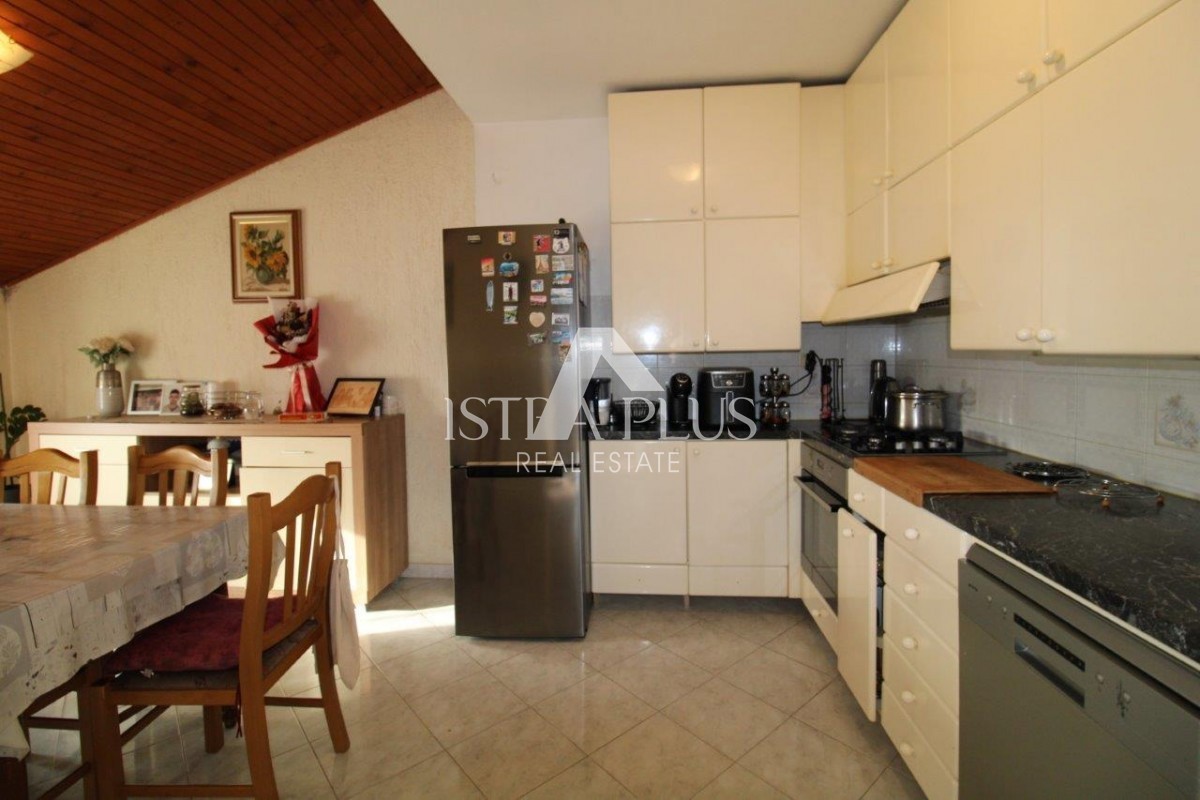 Hiša s 3 stanovanji na izjemni lokaciji v Poreču predstavlja redko priložnost na trgu - popolno kombinacijo bližine morja, centra in zasebnosti