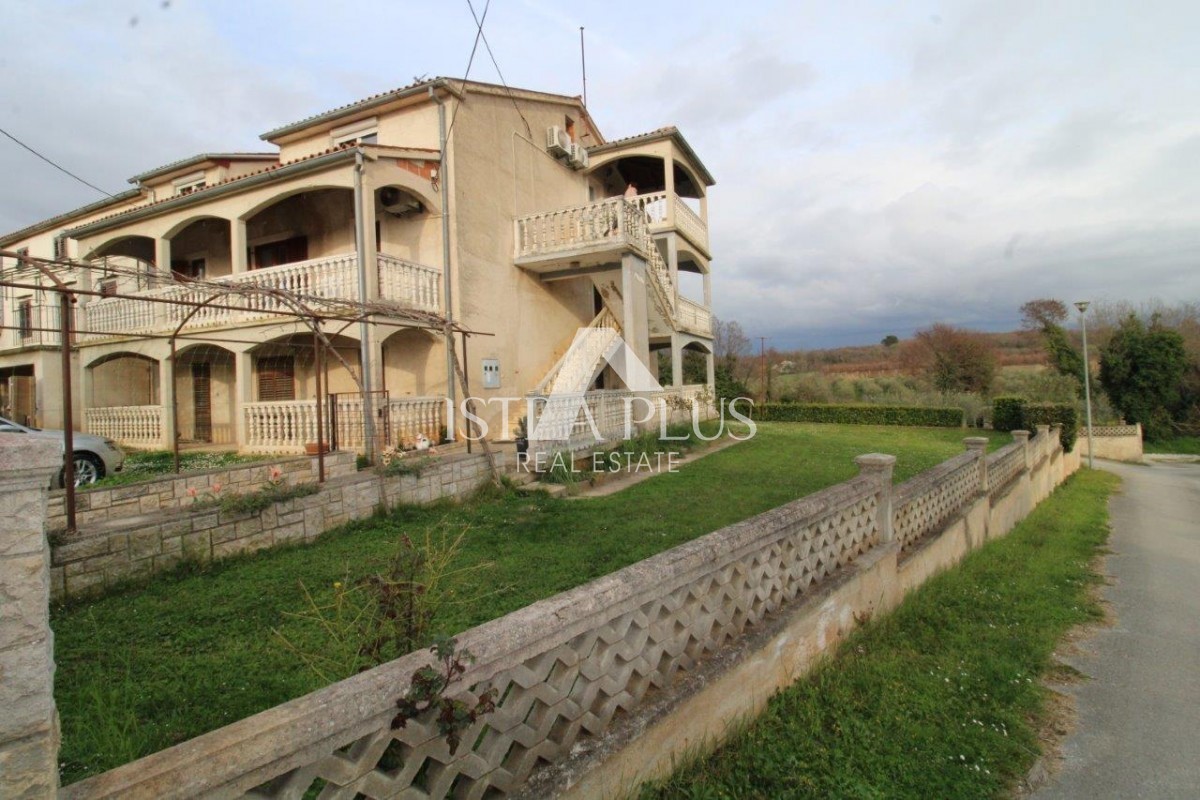 Hiša s 3 stanovanji na izjemni lokaciji v Poreču predstavlja redko priložnost na trgu - popolno kombinacijo bližine morja, centra in zasebnosti