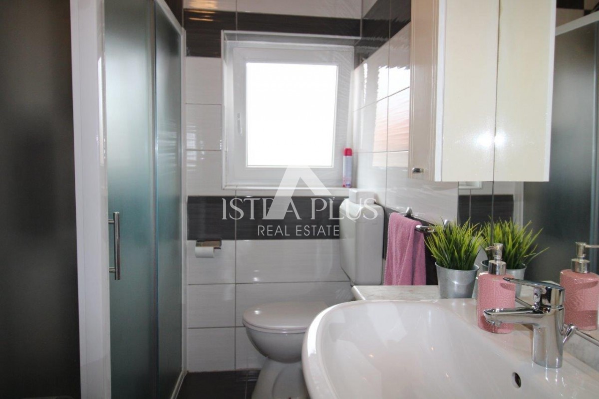 Hiša s 3 stanovanji na izjemni lokaciji v Poreču predstavlja redko priložnost na trgu - popolno kombinacijo bližine morja, centra in zasebnosti