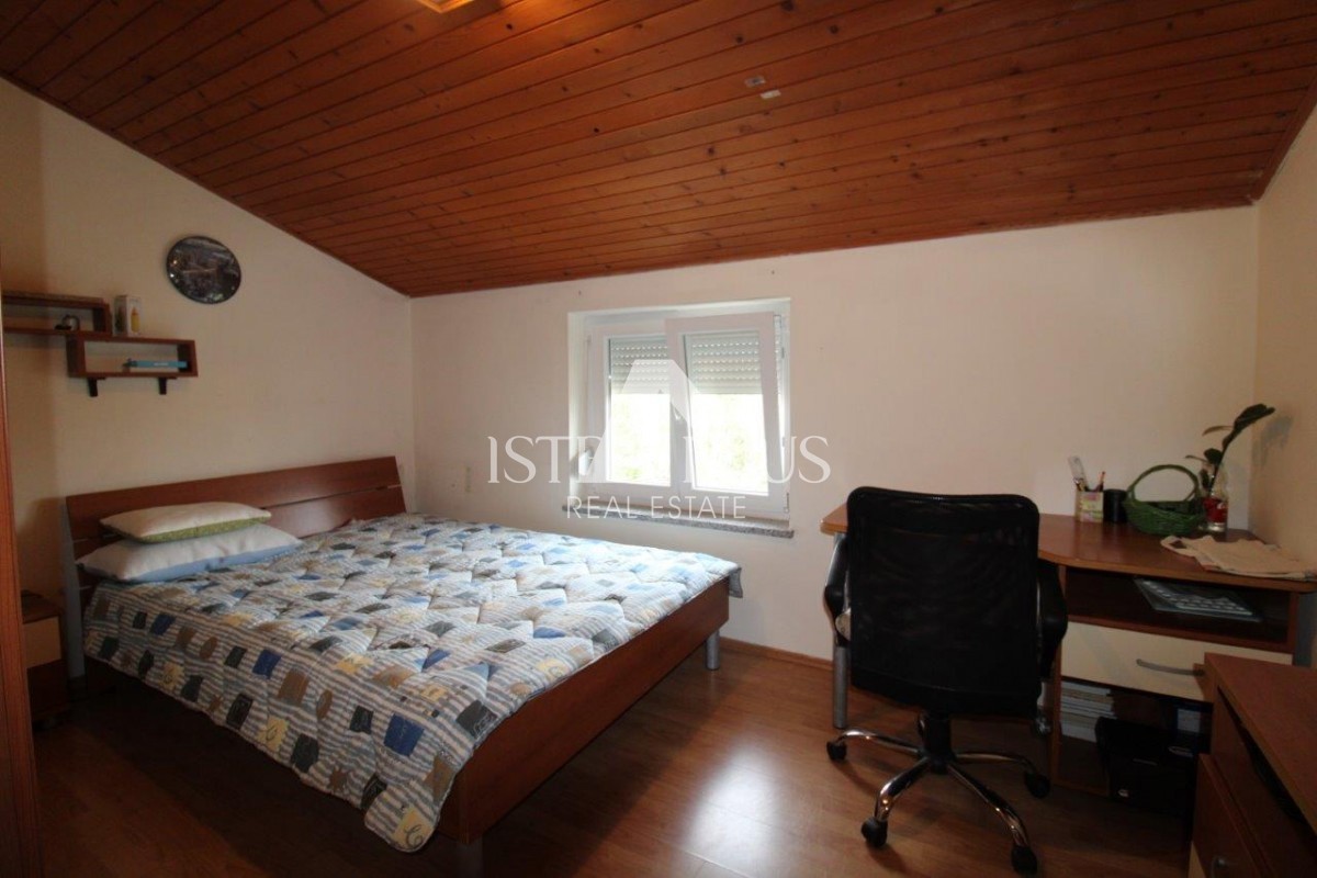 Hiša s 3 stanovanji na izjemni lokaciji v Poreču predstavlja redko priložnost na trgu - popolno kombinacijo bližine morja, centra in zasebnosti