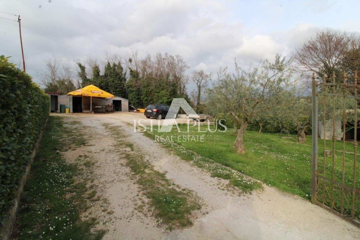 Hiša s 3 stanovanji na izjemni lokaciji v Poreču predstavlja redko priložnost na trgu - popolno kombinacijo bližine morja, centra in zasebnosti