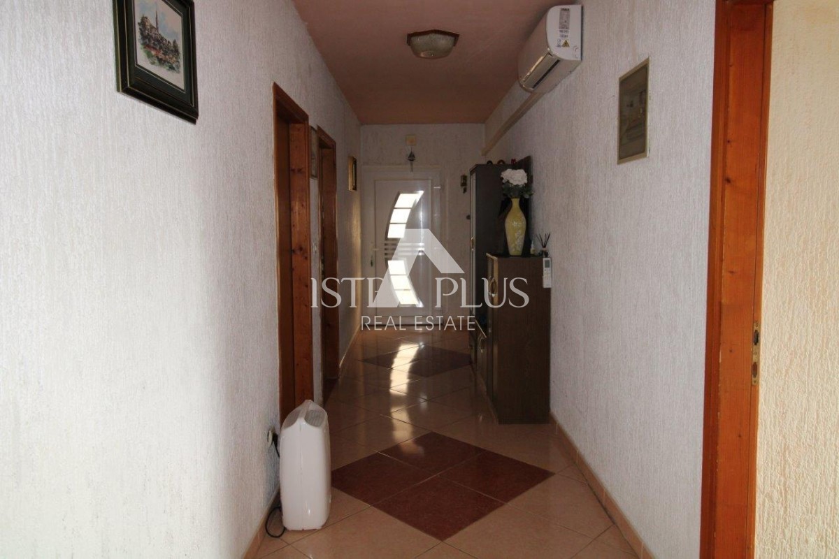 Hiša s 3 stanovanji na izjemni lokaciji v Poreču predstavlja redko priložnost na trgu - popolno kombinacijo bližine morja, centra in zasebnosti