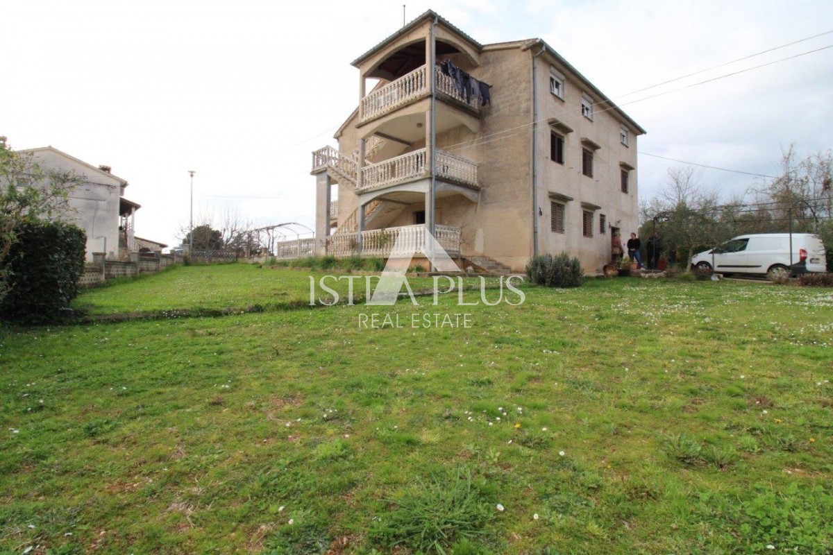 Hiša s 3 stanovanji na izjemni lokaciji v Poreču predstavlja redko priložnost na trgu - popolno kombinacijo bližine morja, centra in zasebnosti