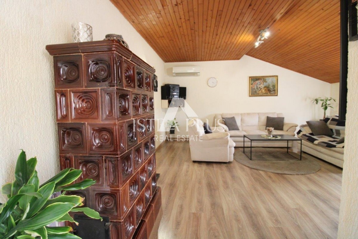 Hiša s 3 stanovanji na izjemni lokaciji v Poreču predstavlja redko priložnost na trgu - popolno kombinacijo bližine morja, centra in zasebnosti