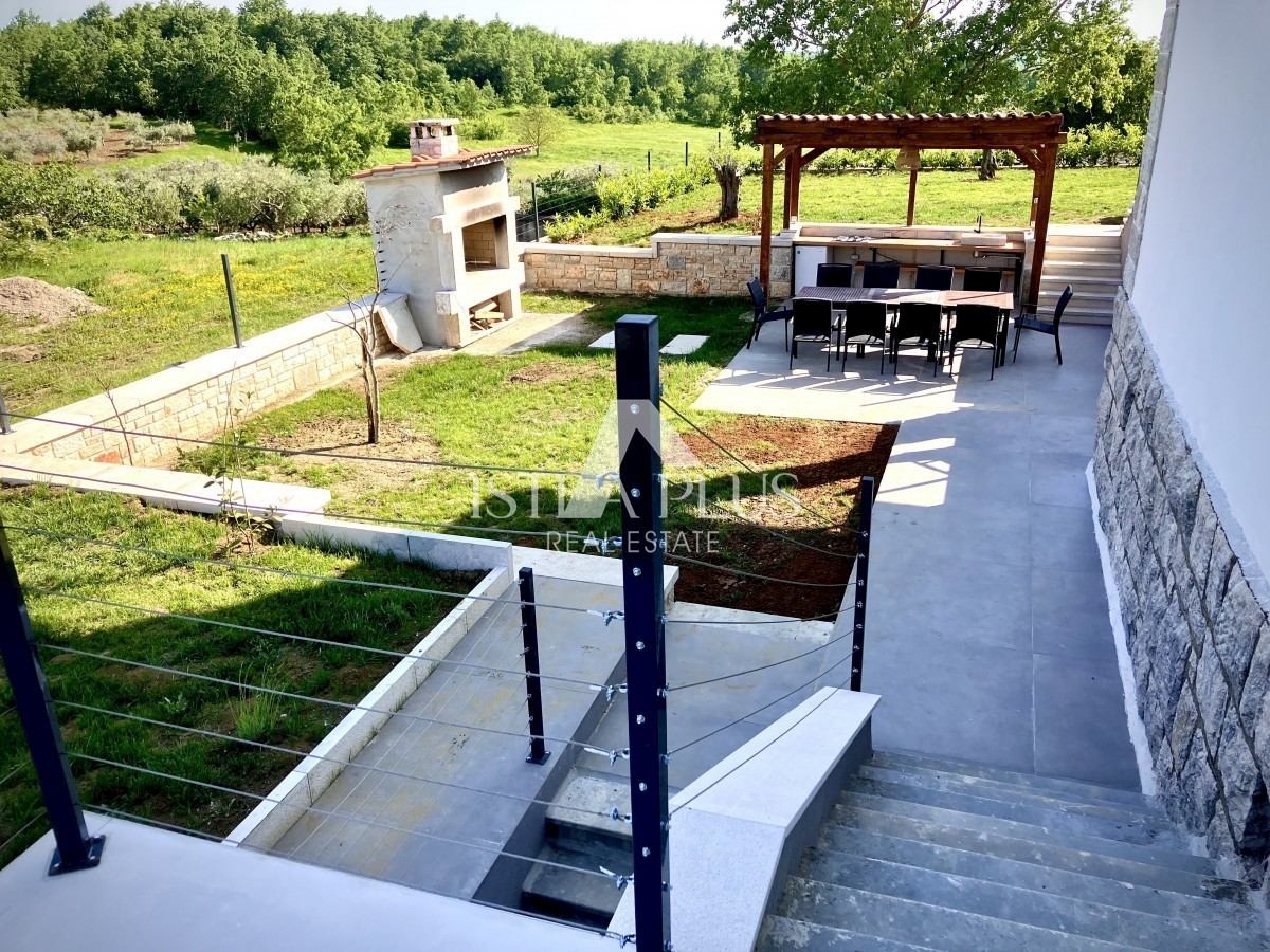 Edinstvena vila 12 km od morja