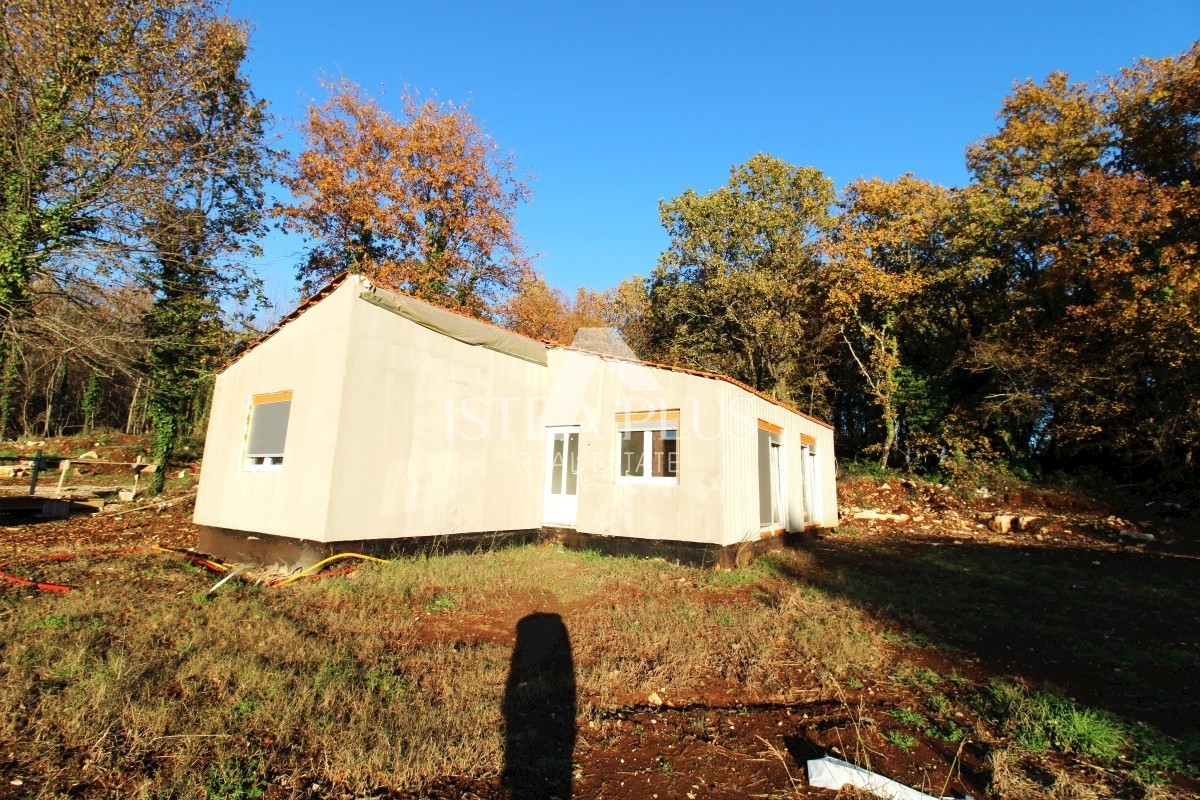 Montažna hiša z bazenom na mirni lokaciji - okoli Tinjana