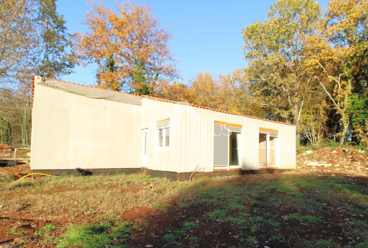 Montažna hiša z bazenom na mirni lokaciji - okoli Tinjana