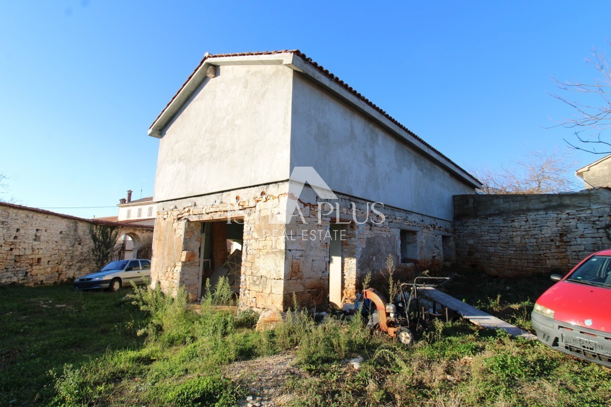 Posest s 3 hišami za adaptacijo - okolica Poreča