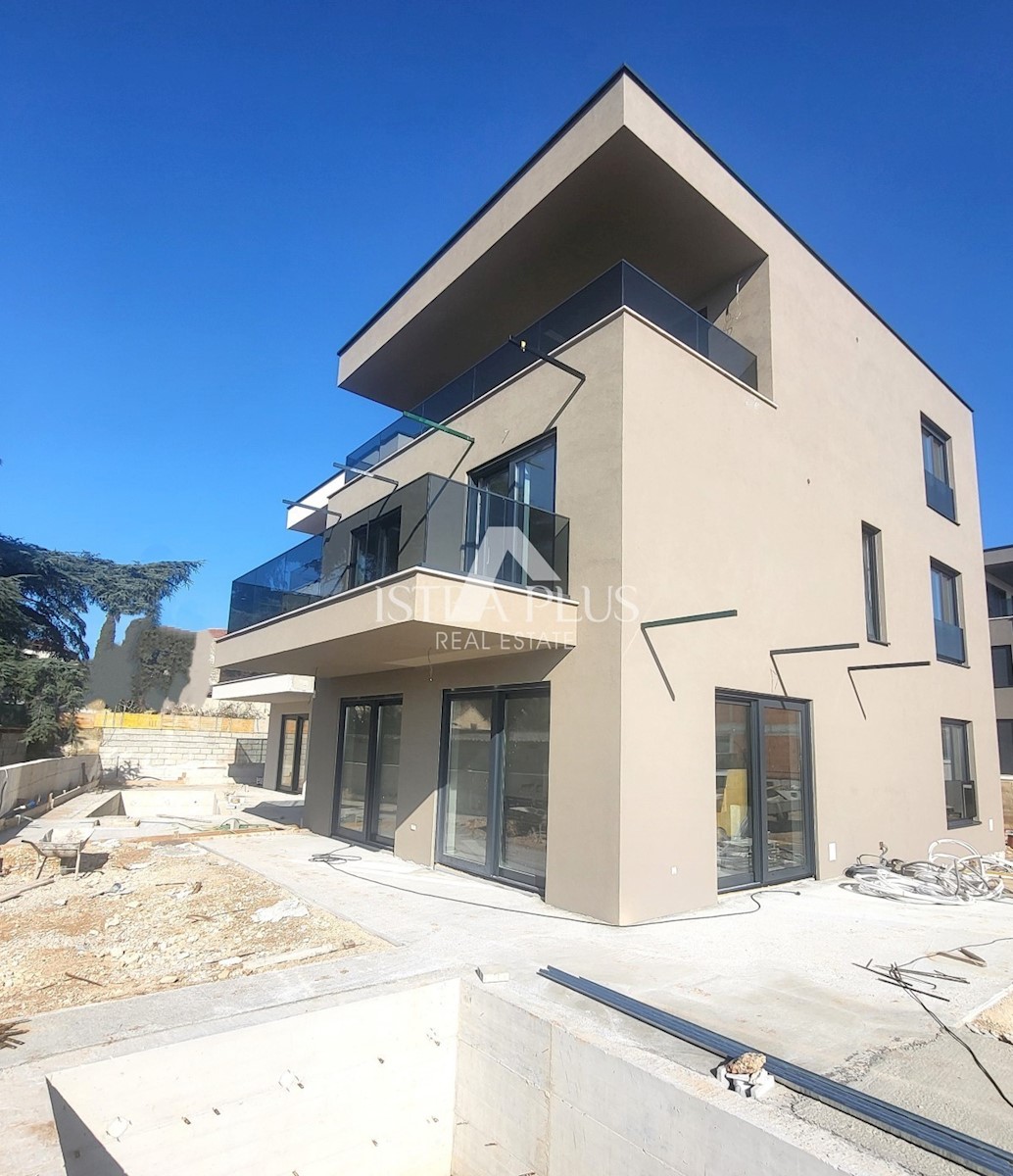 Dvonadstropno stanovanje z zasebnim bazenom in dvoriščem - Tar - Vabriga