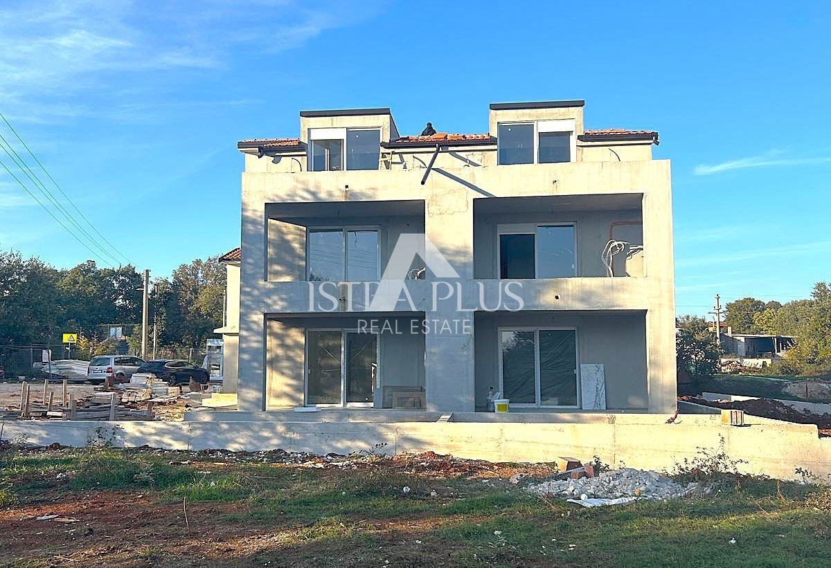 Poreč okolica 8km, Stanovanje v pritličju z dvoriščem 360m2