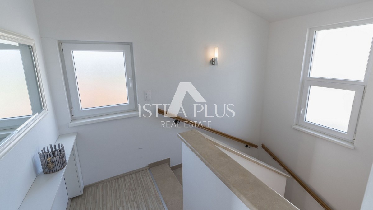 Poreč, samostojna hiša 134 m2 z bazenom
