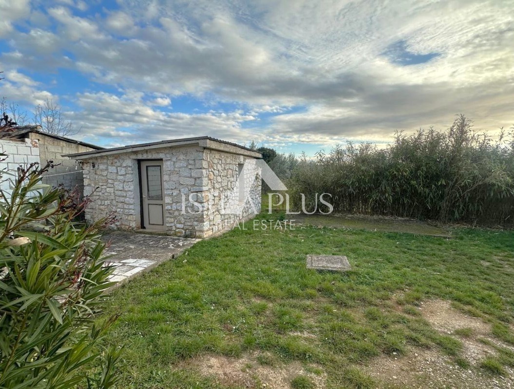 Istra, območje Poreča - enonadstropna hiša in gospodarsko poslopje na čudoviti parceli!!