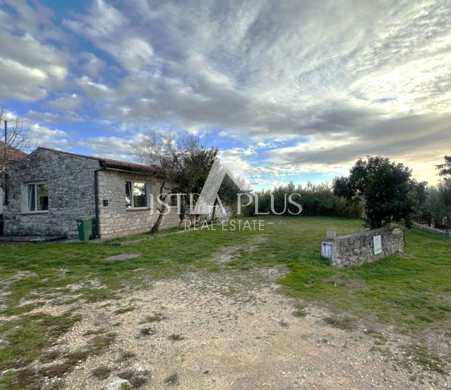 Istra, območje Poreča - enonadstropna hiša in gospodarsko poslopje na čudoviti parceli!!