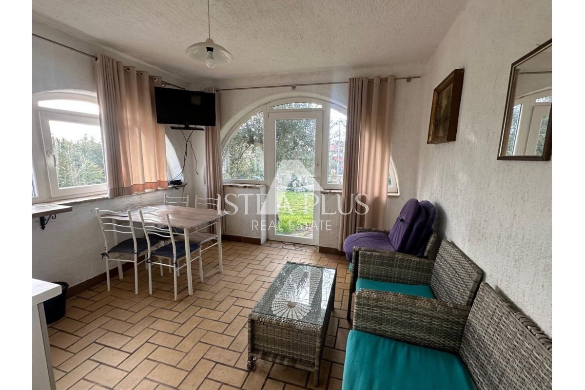 Istra, območje Poreča - enonadstropna hiša in gospodarsko poslopje na čudoviti parceli!!