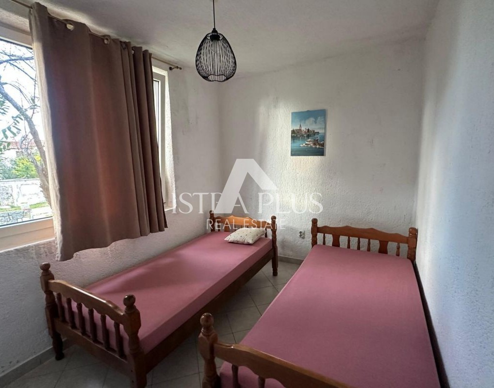 Istra, območje Poreča - enonadstropna hiša in gospodarsko poslopje na čudoviti parceli!!