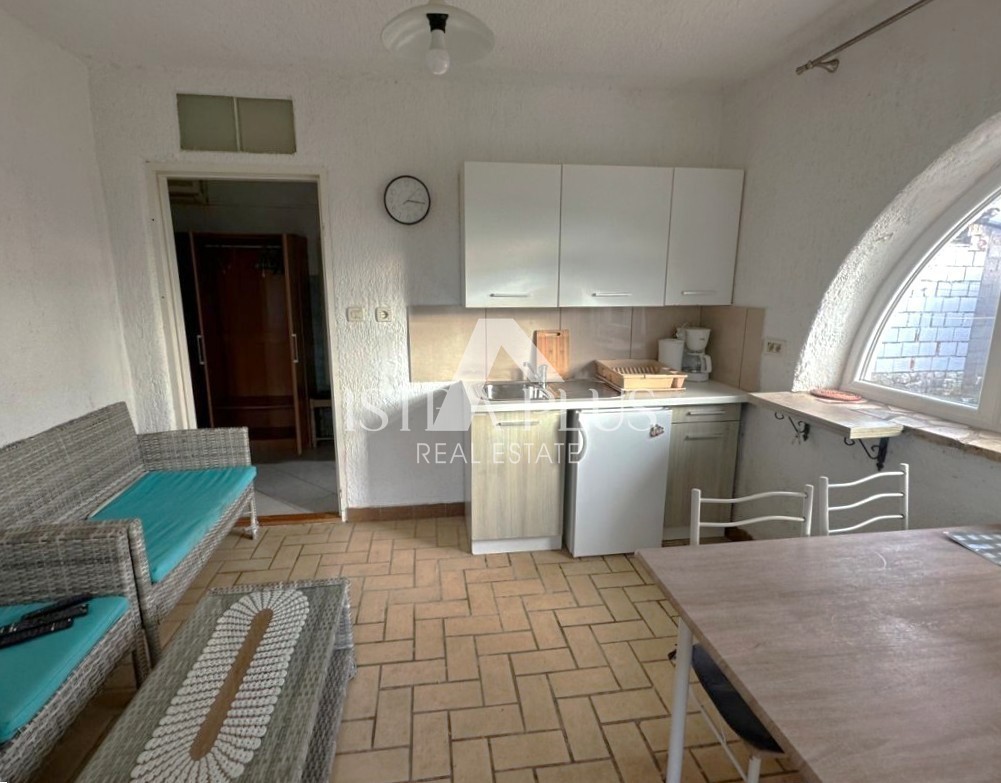 Istra, območje Poreča - enonadstropna hiša in gospodarsko poslopje na čudoviti parceli!!