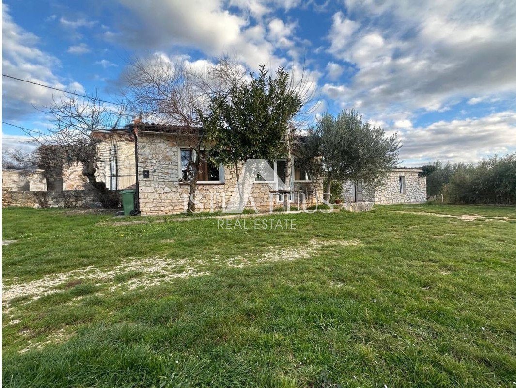 Istra, območje Poreča - enonadstropna hiša in gospodarsko poslopje na čudoviti parceli!!