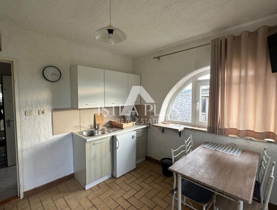 Istra, območje Poreča - enonadstropna hiša in gospodarsko poslopje na čudoviti parceli!!