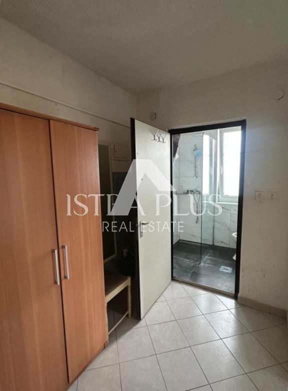 Istra, območje Poreča - enonadstropna hiša in gospodarsko poslopje na čudoviti parceli!!