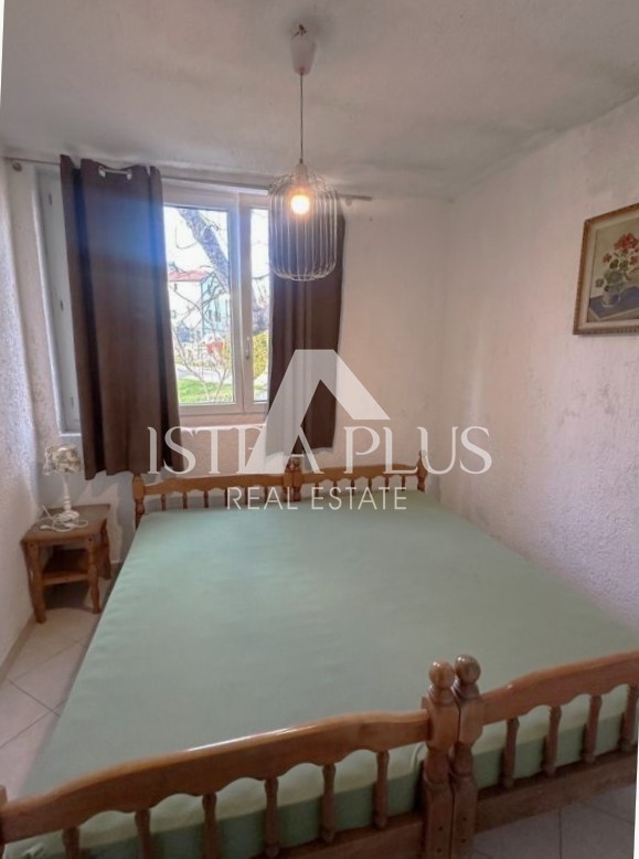 Istra, območje Poreča - enonadstropna hiša in gospodarsko poslopje na čudoviti parceli!!