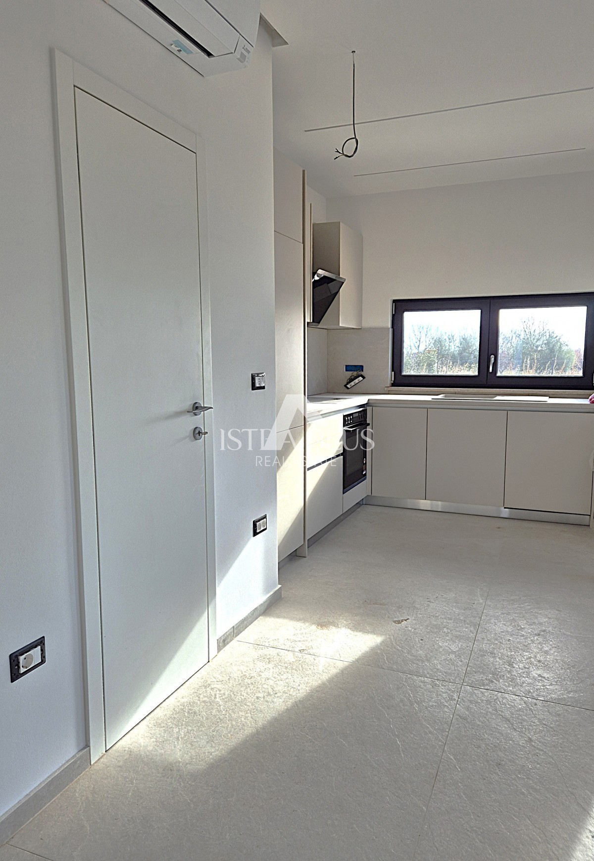 Istra, Poreč 9km od morja - Luksuzna moderna vila s panoramskim razgledom na morje in podeželje