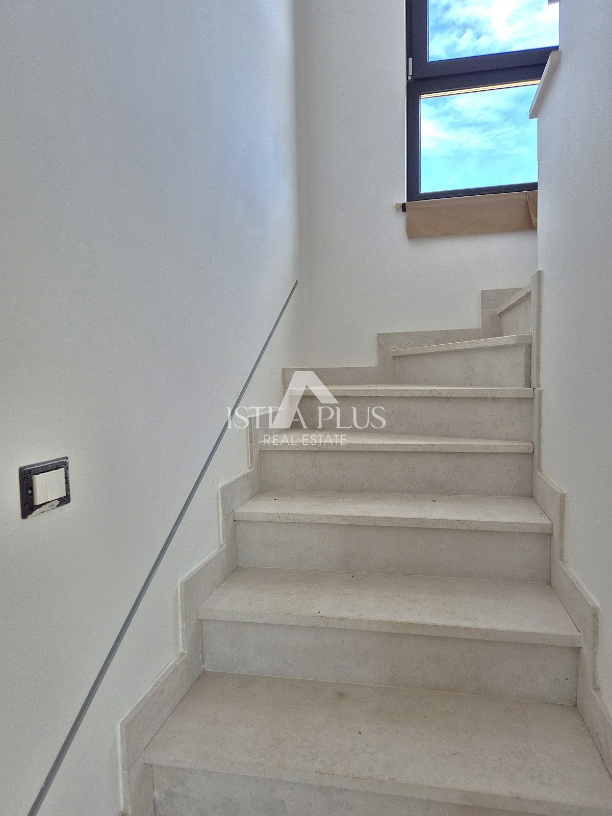 Istra, Poreč 9km od morja - Luksuzna moderna vila s panoramskim razgledom na morje in podeželje