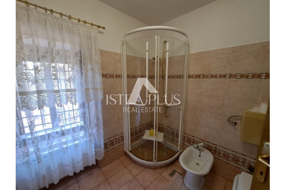 Istra, območje Oprtlja/Buja - Kamnita hiša na mirni lokaciji s čudovito veliko parcelo!