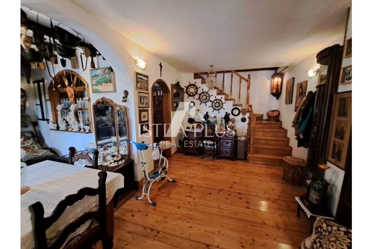 Istra, območje Oprtlja/Buja - Kamnita hiša na mirni lokaciji s čudovito veliko parcelo!