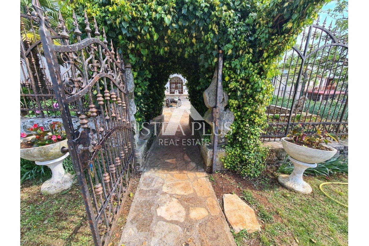 Istra, območje Oprtlja/Buja - Kamnita hiša na mirni lokaciji s čudovito veliko parcelo!