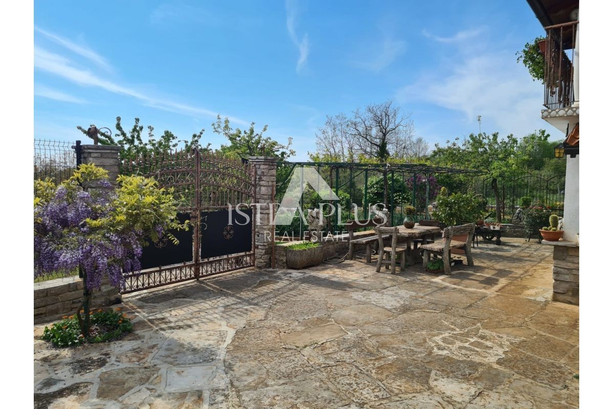 Istra, območje Oprtlja/Buja - Kamnita hiša na mirni lokaciji s čudovito veliko parcelo!